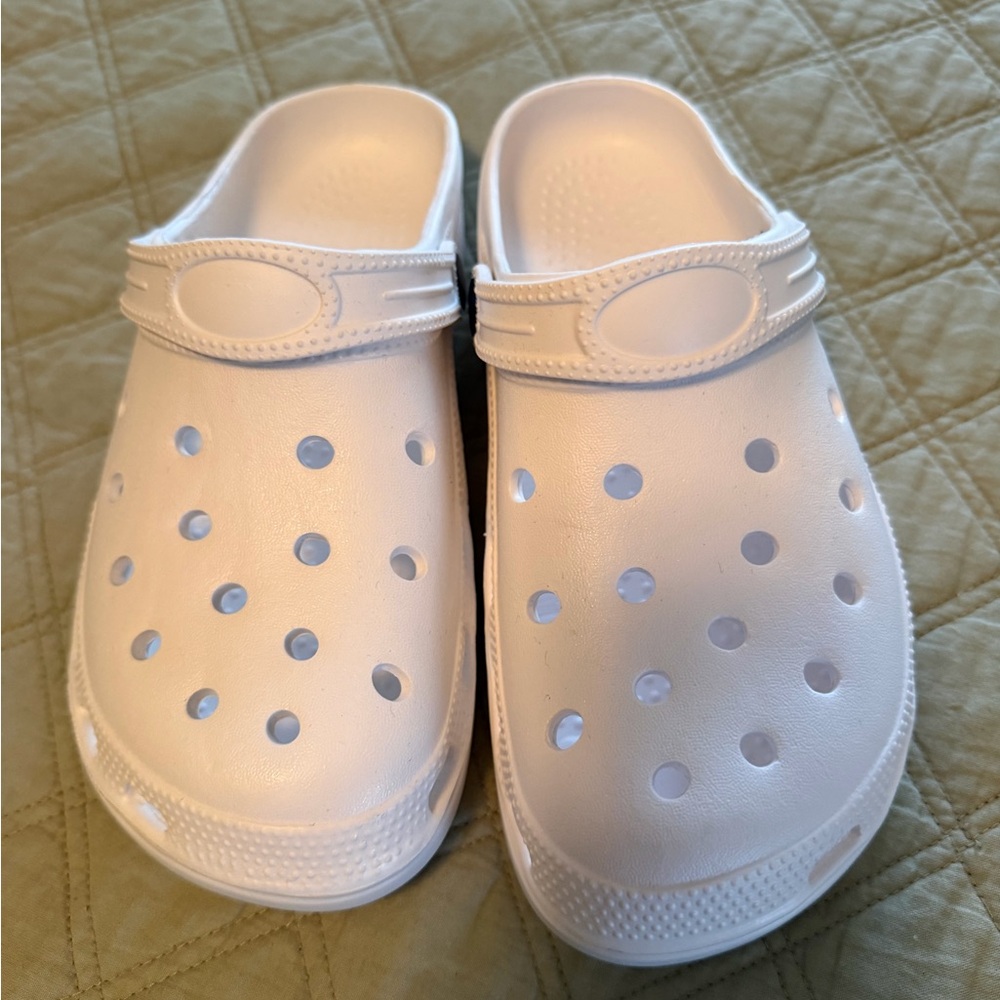 Women’s White Croc type size 7-8
